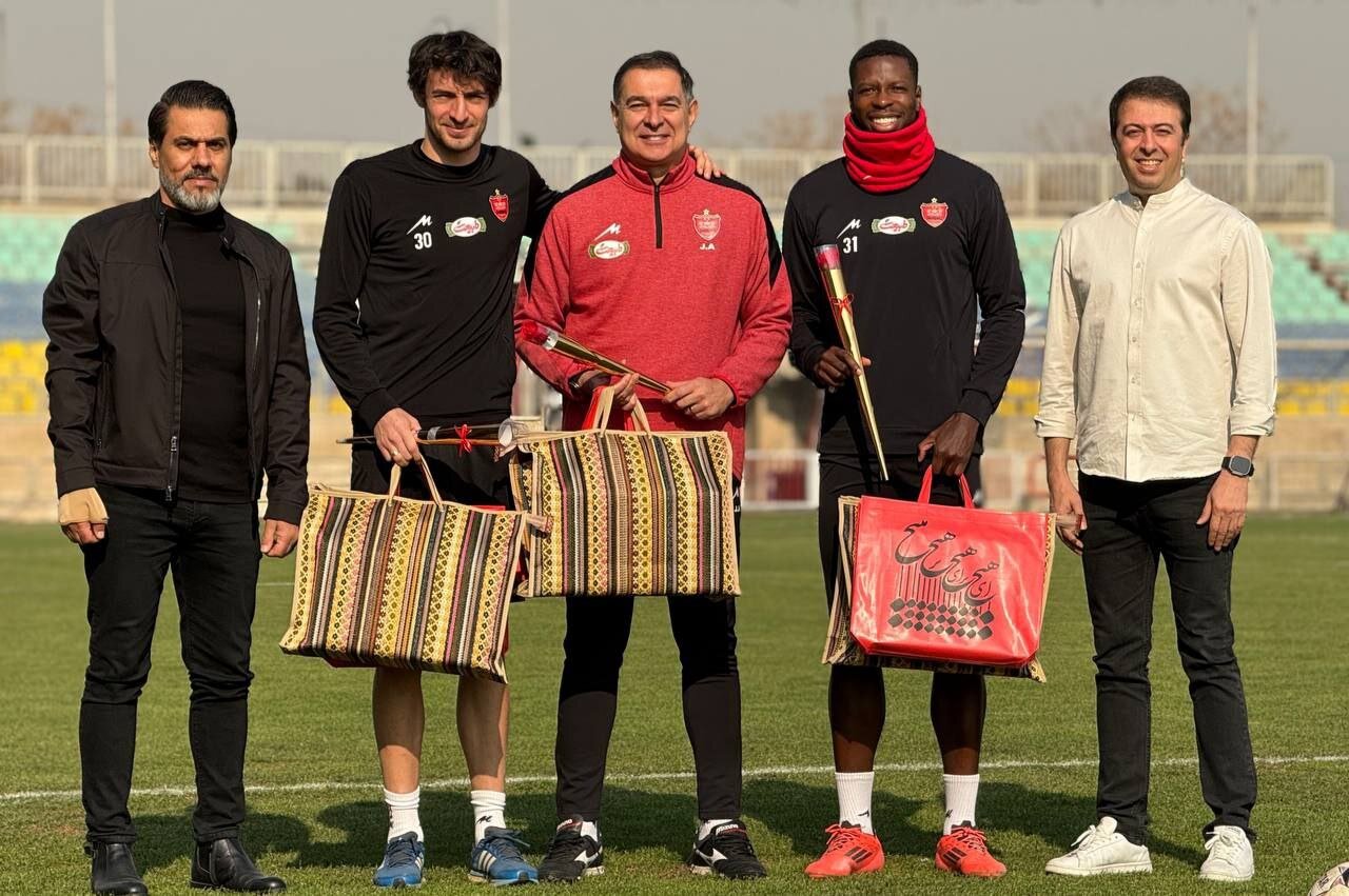 عکس| هدیه به خارجیهای پرسپولیس؛ کریسمس مبارک!