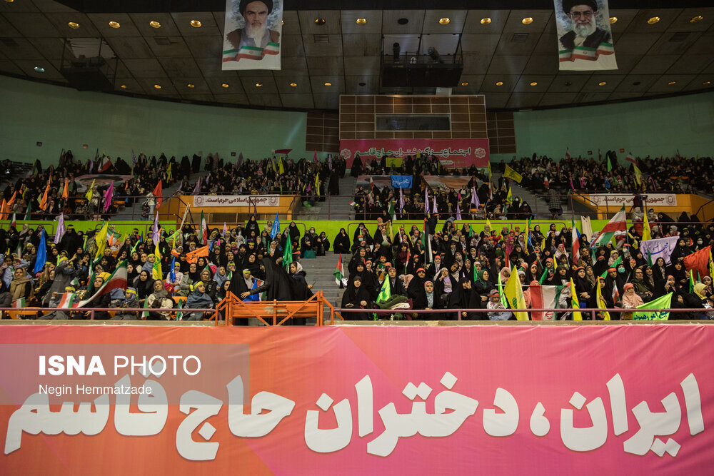 تصویری از دختر سردار سلیمانی در اجتماع بزرگ دختران حاج قاسم /سردار حسن زاده هم بود