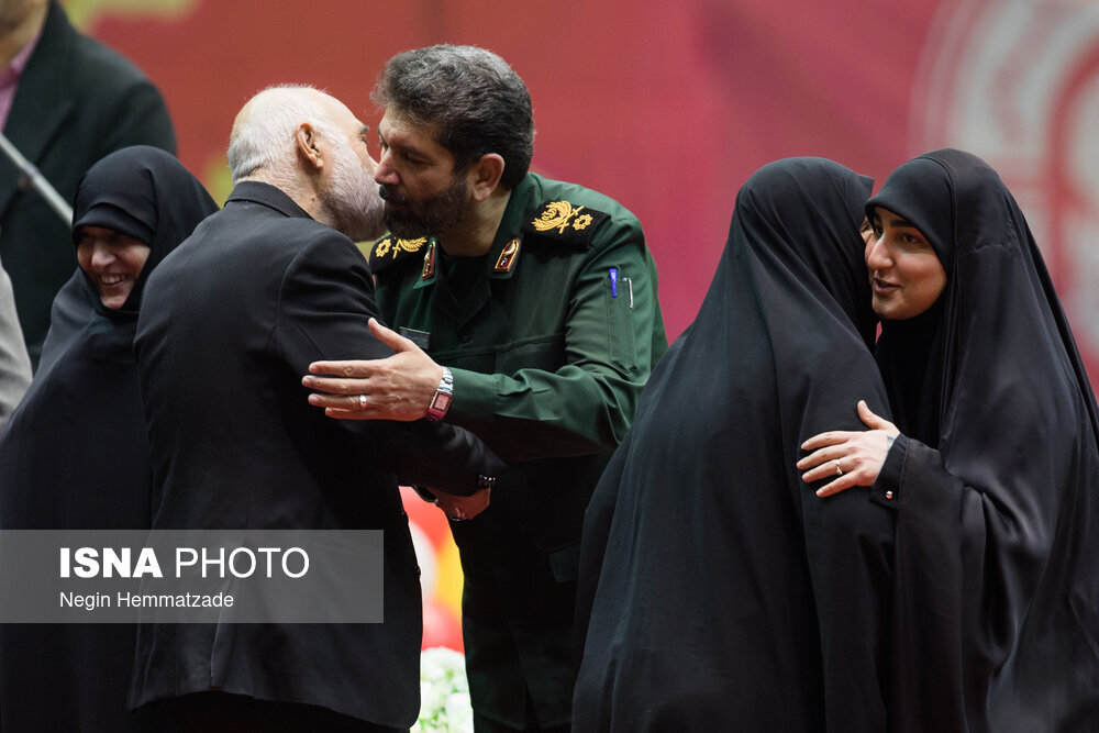 تصویری از دختر سردار سلیمانی در اجتماع بزرگ دختران حاج قاسم /سردار حسن زاده هم بود