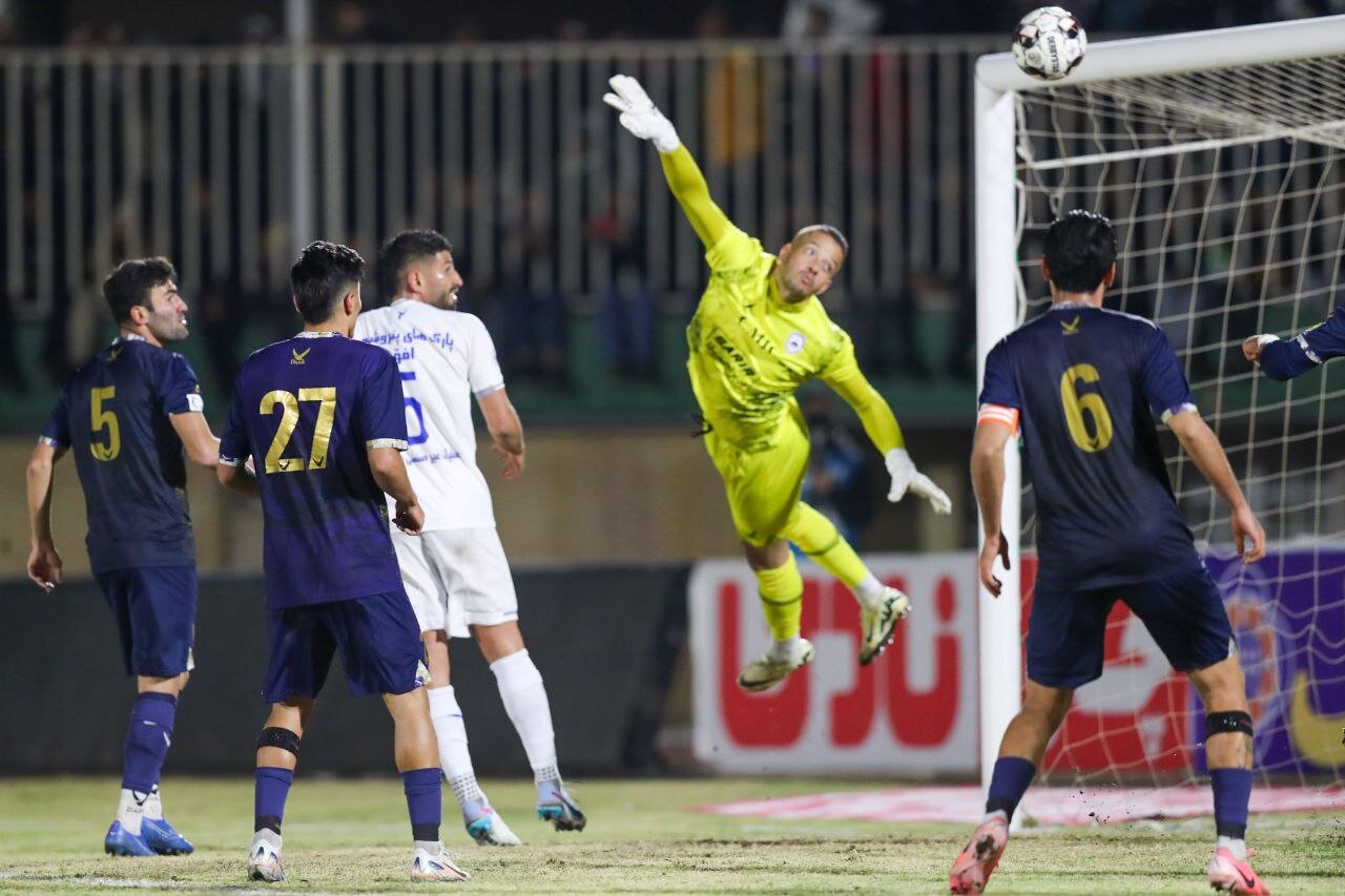 عکس | بدشانس مثل رامین رضاییان؛ حسرت شماره ۱۰ استقلال در یزد