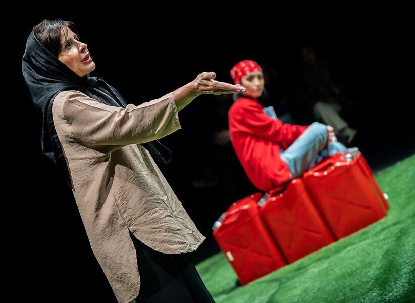 سیما تیرانداز: تئاتریها با چنگ و دندان کار میکنند/ دولت از سالنهای تئاتر حمایت کند