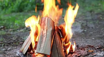 چرا از خیره شدن به آتش لذت میبریم؟ چرا از خیره شدن به آتش لذت میبریم؟
