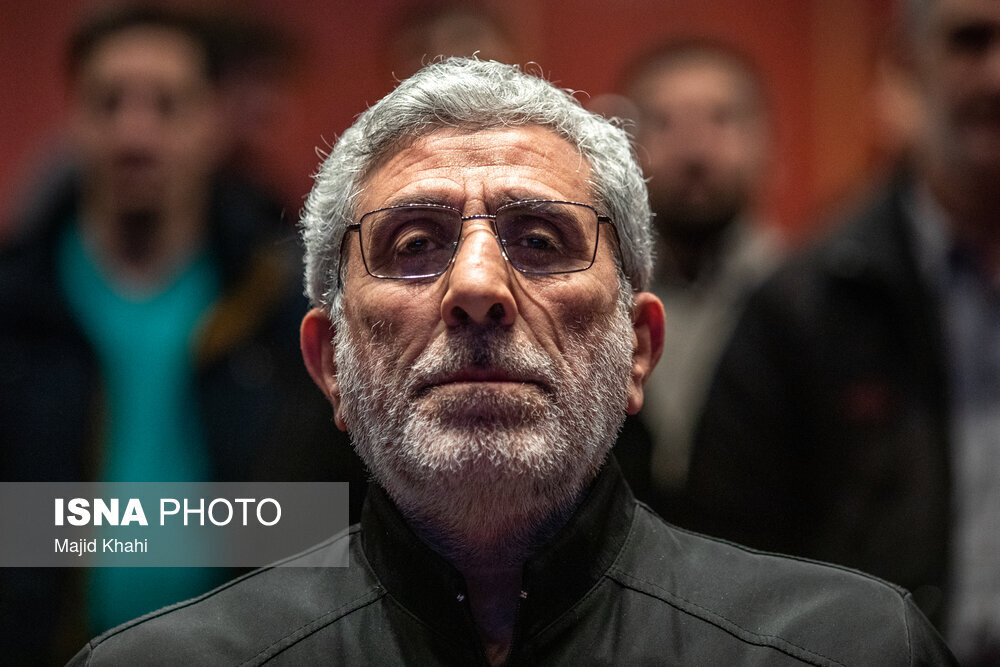 ببینید | خوش و بش مردم با سردار قاآنی، فرمانده نیروی قدس در مراسم بزرگداشت سردار شهید «ایزدی»