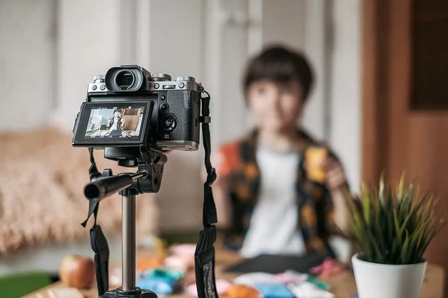 فیلمبرداری ۴K؛ یکی از قابلیتهای ضروری دوربینهای عکاسی حرفهای