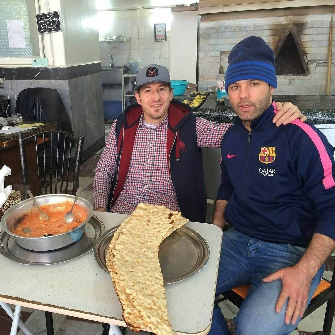 عکس | استایل جالب آندرانیک تیموریان در قهوهخانه با طعم املت با سنگک