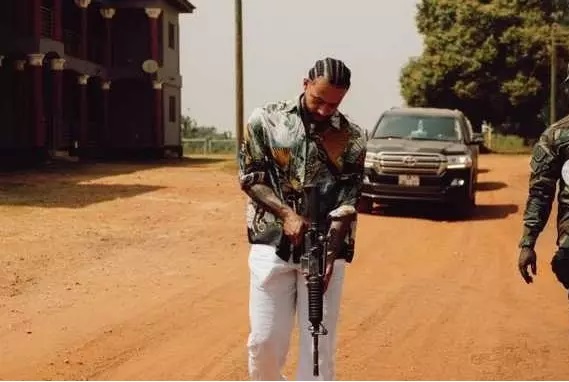 عکس | ستاره سابق بارسلونا دست به اسلحه شد!