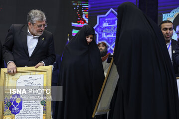 جمیله علم الهدی، دیپلم افتخار گرفت / حتی یک کلمه دروغ از شهید رئیسی نشنیدم / او رازدار بود و در مواقع ضرورت سخن میگفت + تصاویر