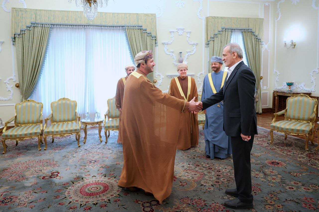 تصاویری از دیدار پزشکیان با مقامات عمانی