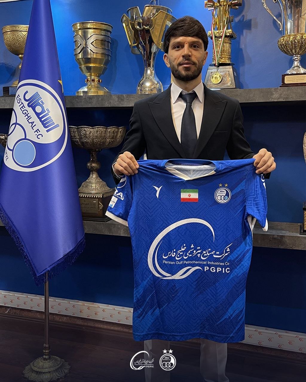 عکس | استقلال جا پای پرسپولیس گذاشت؛ ستاره آبیها ۲ ساله تمدید کرد