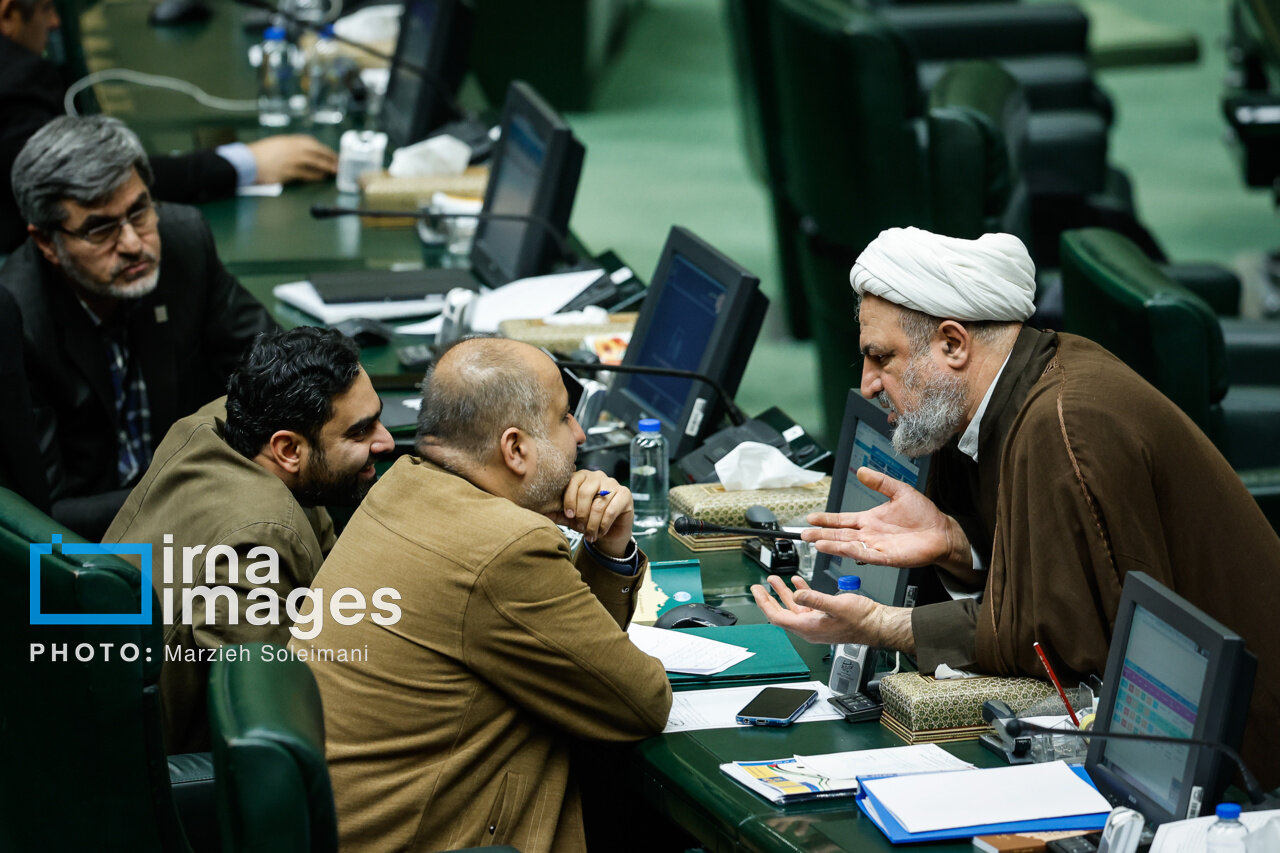 امیرحسین ثابتی فیلم کدام چهره جنجالی را در موبایلش می بیند؟/ پایداریچی ها دور هم جمع شدند/ کوچک زاده درحال قهقهه زدن+تصاویر