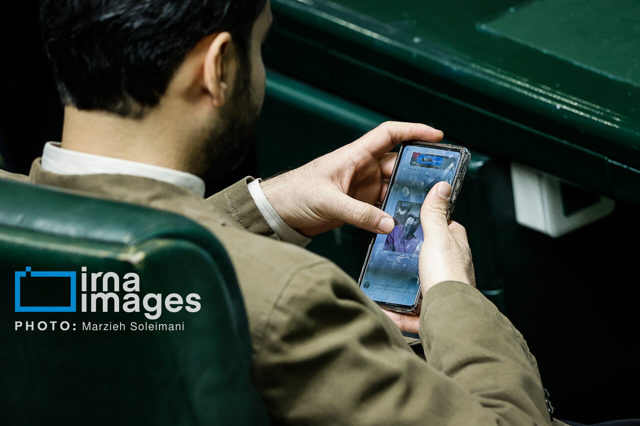 امیرحسین ثابتی فیلم کدام چهره جنجالی را در موبایلش می بیند؟/ پایداریچی ها دور هم جمع شدند/ کوچک زاده درحال قهقهه زدن+تصاویر