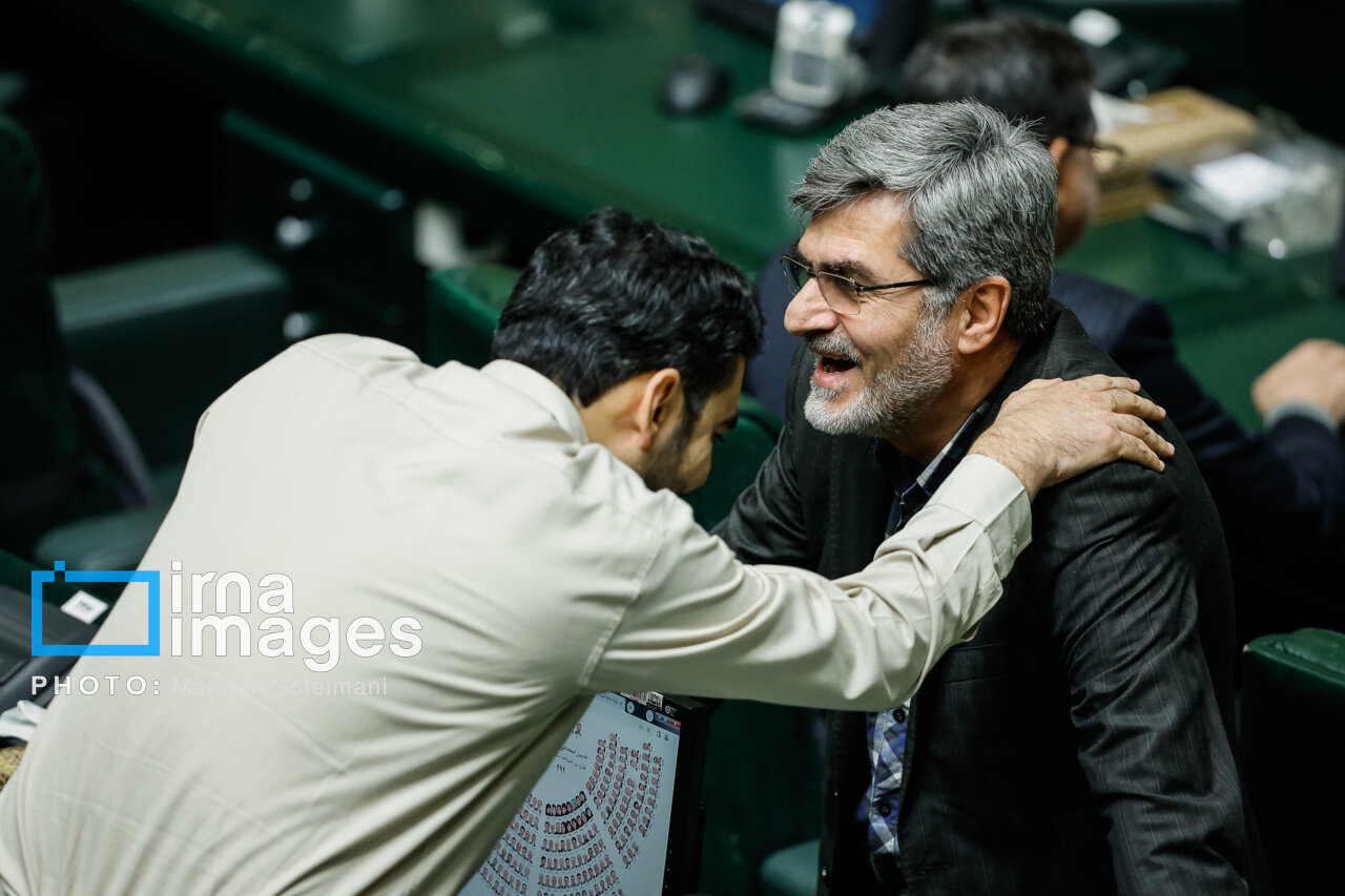 امیرحسین ثابتی فیلم کدام چهره جنجالی را در موبایلش می بیند؟/ پایداریچی ها دور هم جمع شدند/ کوچک زاده درحال قهقهه زدن+تصاویر