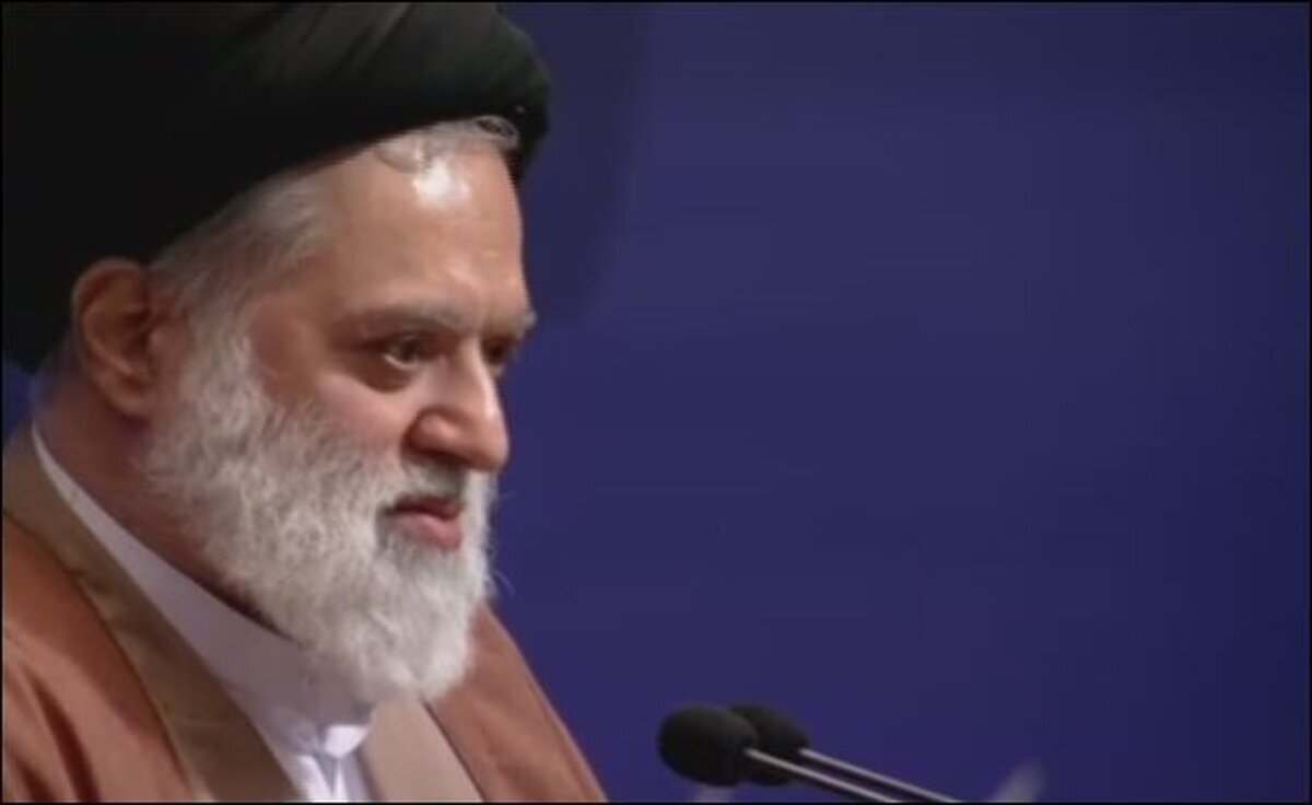 عکس | سید مصطفی خامنه ای فرزند رهبر شهید در حال زیارت مزار حضرت ابالفضل العباس(ع)