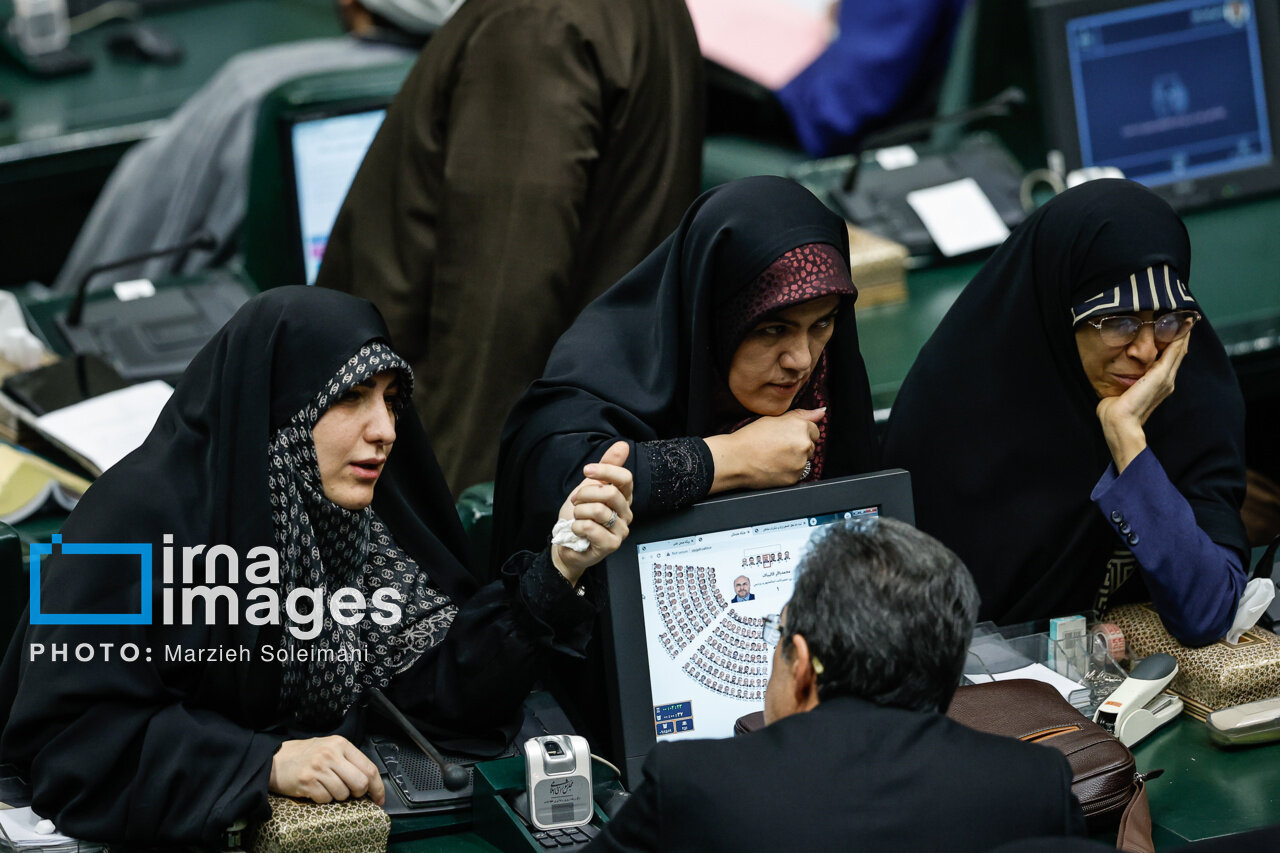 تصاویری از ژست مشترک نمایندگان زنان در صحن علنی مجلس