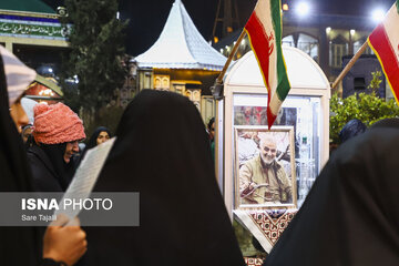 حال و هوای گلزار شهدای کرمان در شب سالگرد سردار سلیمانی / دختری با کاپشن صورتی هم بود