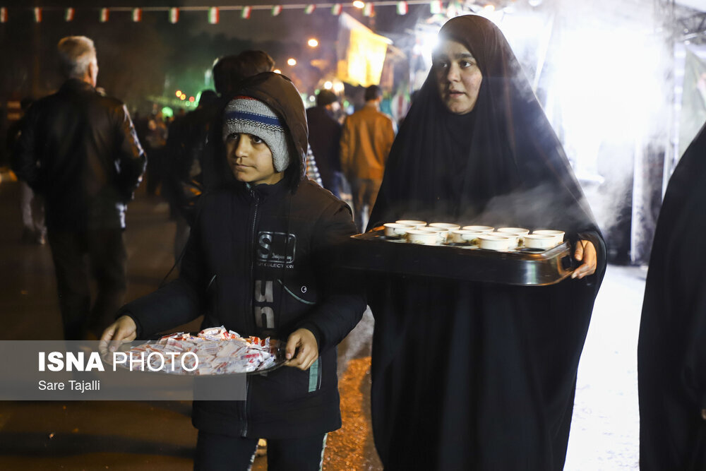 حال و هوای گلزار شهدای کرمان در شب سالگرد سردار سلیمانی / دختری با کاپشن صورتی هم بود 2