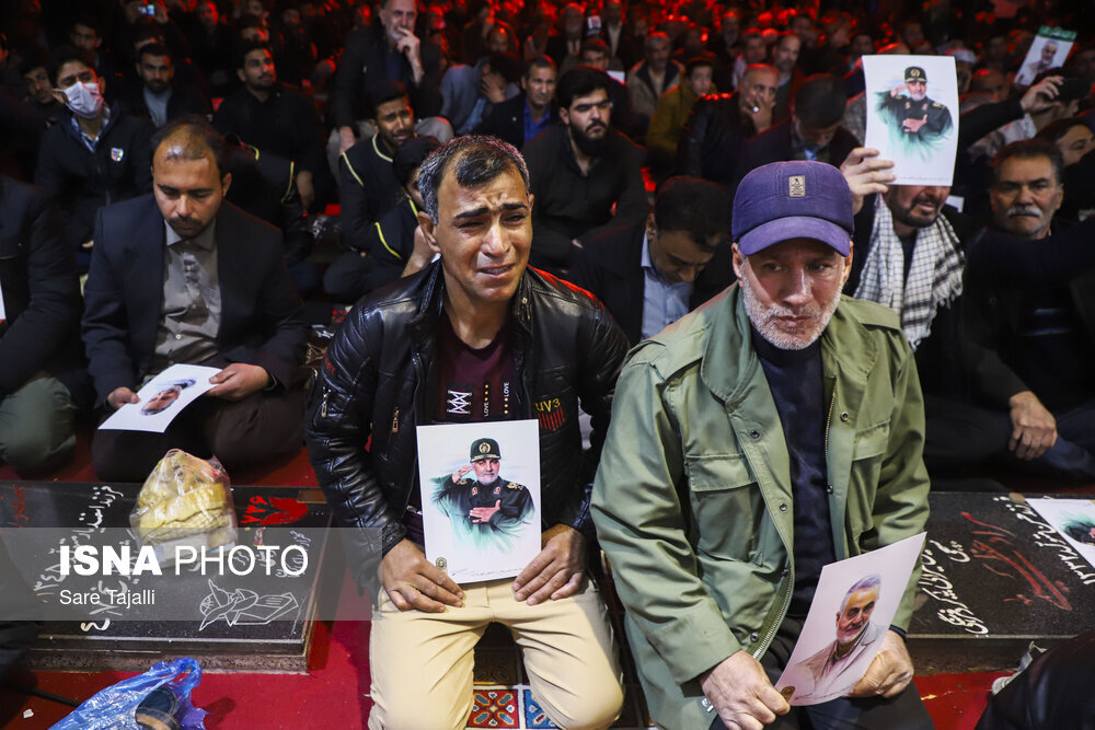 حال و هوای گلزار شهدای کرمان در شب سالگرد سردار سلیمانی / دختری با کاپشن صورتی هم بود 4