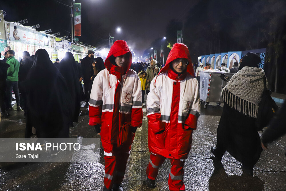 حال و هوای گلزار شهدای کرمان در شب سالگرد سردار سلیمانی / دختری با کاپشن صورتی هم بود 5