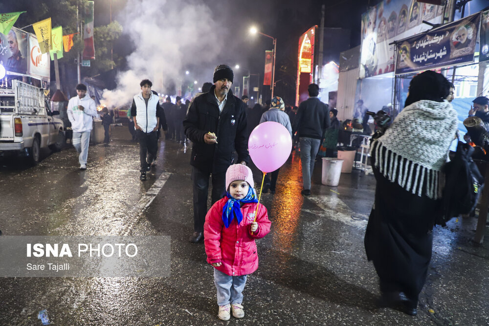 حال و هوای گلزار شهدای کرمان در شب سالگرد سردار سلیمانی / دختری با کاپشن صورتی هم بود 6