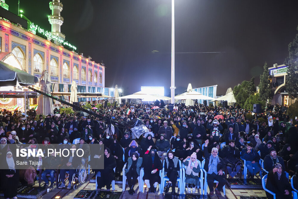 حال و هوای گلزار شهدای کرمان در شب سالگرد سردار سلیمانی / دختری با کاپشن صورتی هم بود 7