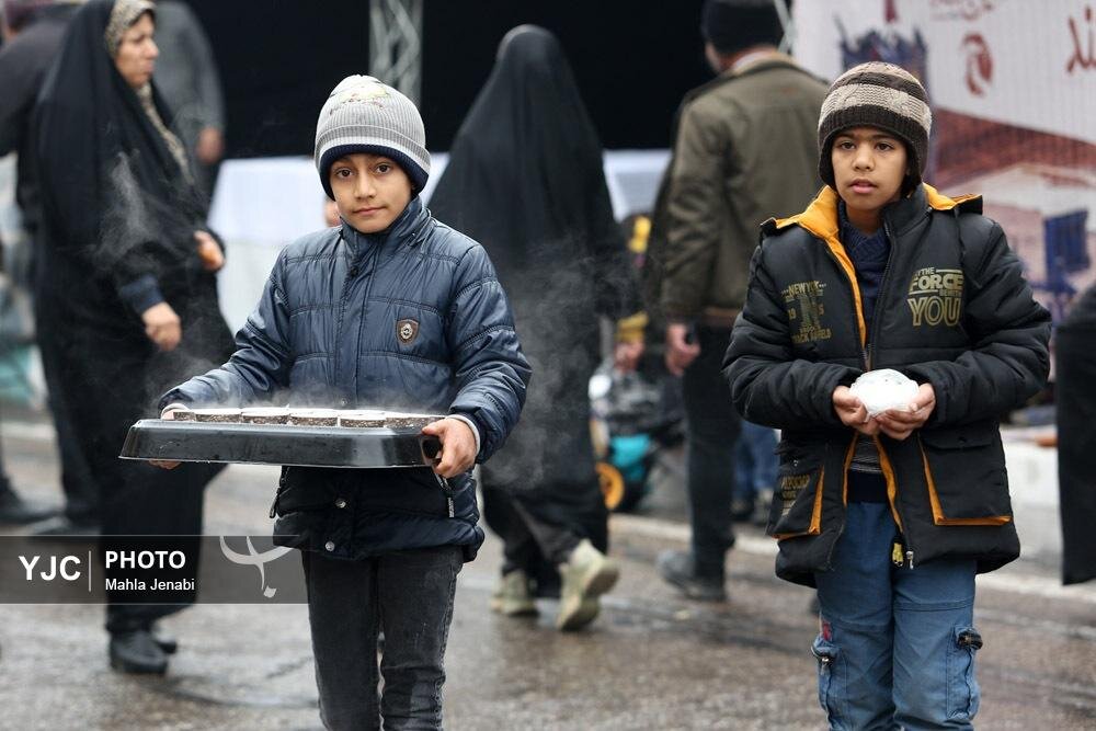 تصاویری از عکس یادگاری حاضران و خدمت رسانی موکبها در مسیر منتهی به گلزار شهدای کرمان