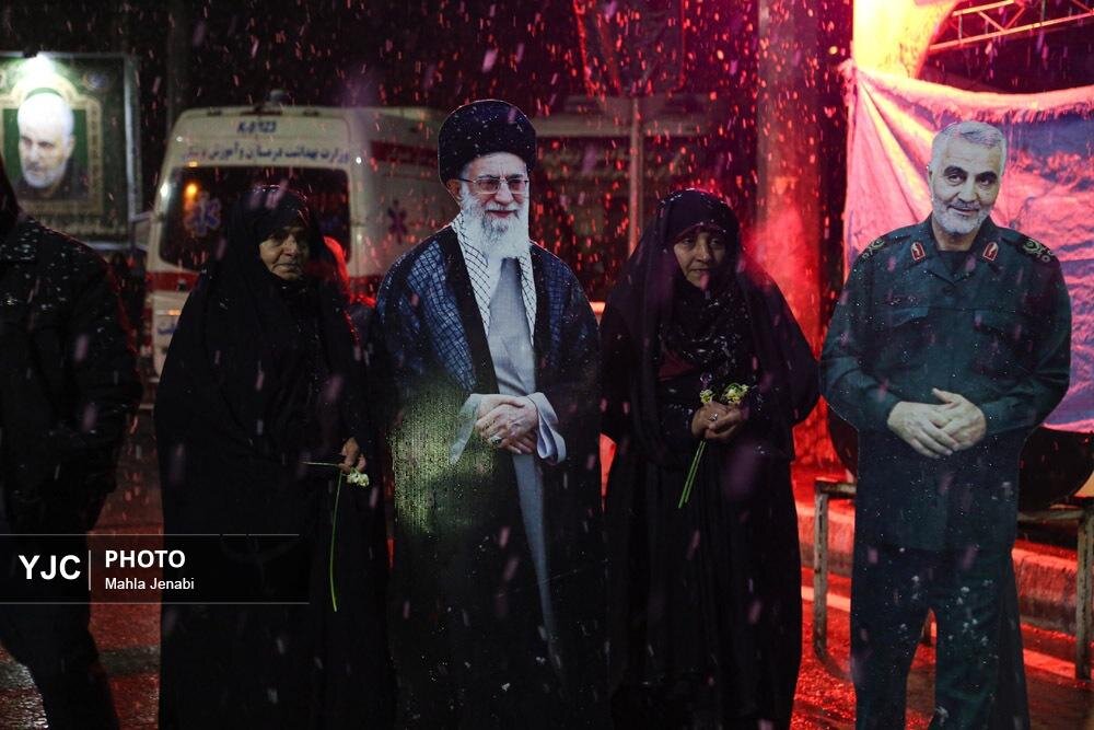 تصاویری از عکس یادگاری حاضران و خدمت رسانی موکبها در مسیر منتهی به گلزار شهدای کرمان