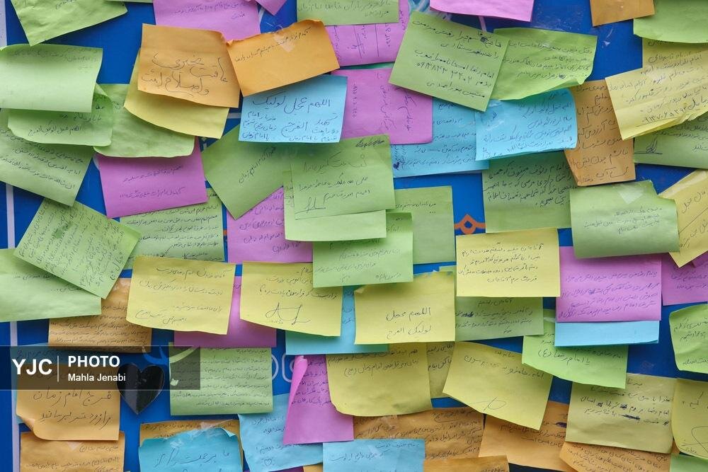 تصاویری از عکس یادگاری حاضران و خدمت رسانی موکبها در مسیر منتهی به گلزار شهدای کرمان