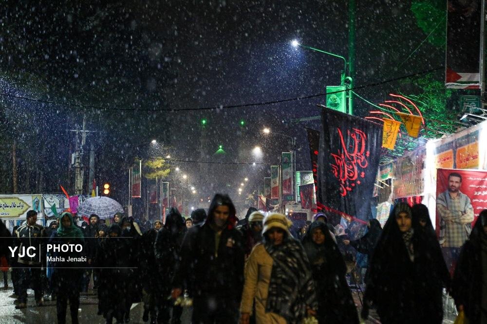 تصاویری از عکس یادگاری حاضران و خدمت رسانی موکبها در مسیر منتهی به گلزار شهدای کرمان