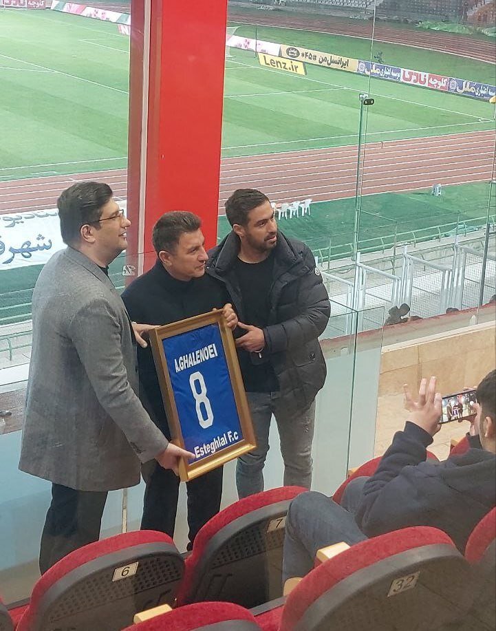 عکس | هدیه ویژه باشگاه استقلال به قلعهنویی 2