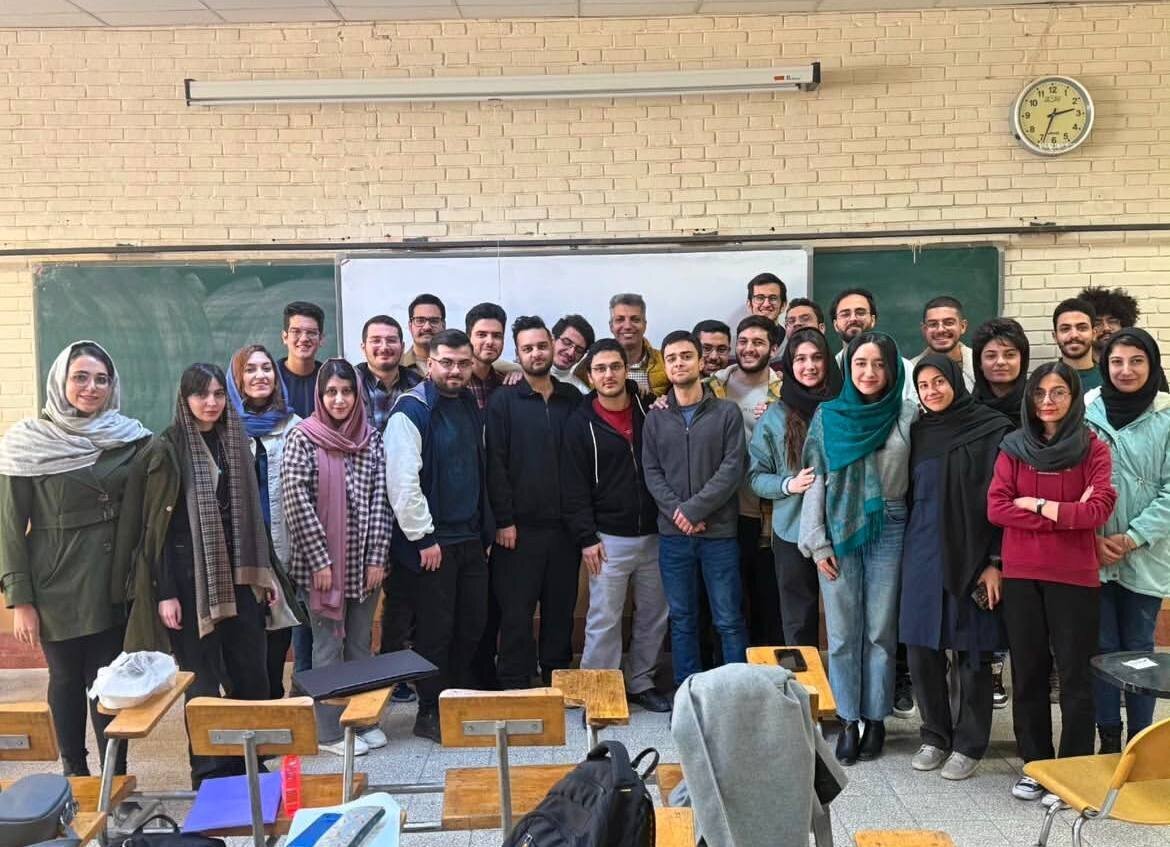 عکس | محبوبیت بالای عادل فردوسیپور در دانشگاه شریف