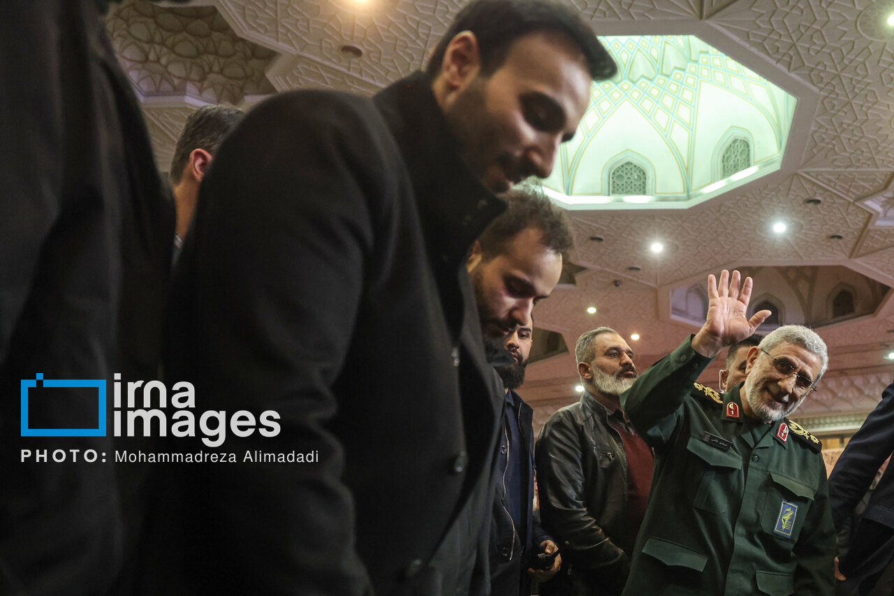 عکسی از پسر سردار سلیمانی در آغوش سردار قاآنی / احترام ویژه فرمانده نیروی قدس سپاه به دختران حاج قاسم 2