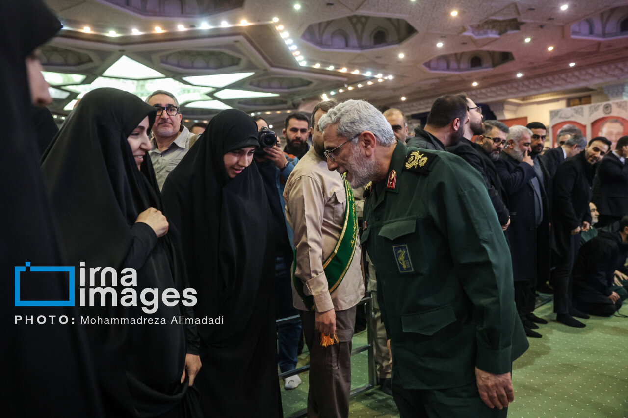 عکسی از پسر سردار سلیمانی در آغوش سردار قاآنی / احترام ویژه فرمانده نیروی قدس سپاه به دختران حاج قاسم 4