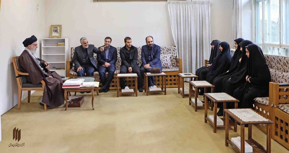 عکس 10 سال قبل سردار سلیمانی، همسر، دختران و پسرانش در کنار رهبر انقلاب 2