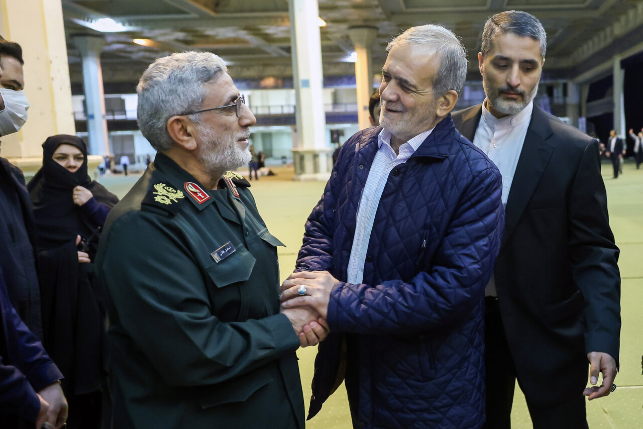 عکس خاص از سردار قاآنی و مسعود پزشکیان / عکس یادگاری مردم با فرمانده نیروی قدس سپاه / خوش و بش محسنی اژه ای با رئیس جمهور 4