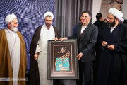 تقدیم هدیه خبرآنلاین به استاد رسول جعفریان + عکس
