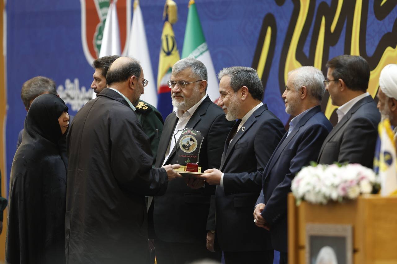 اهدای لوح تقدیر و انگشتر شهید سلیمانی به عراقچی/عکس