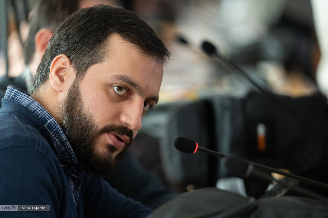 تصاویری از ژست های خانم سخنگو در جمع اهالی رسانه