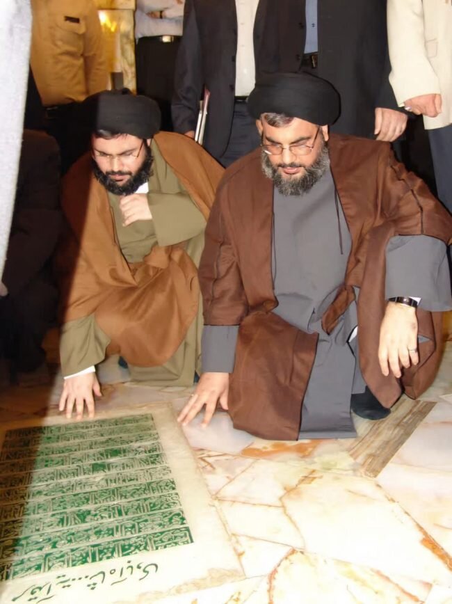 عکسی قدیمی از سید حسن نصرالله و سید هاشم صفیالدین بر سر مزار استاد امام خمینی