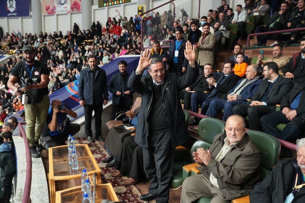 بازدید استاندار آذربایجانغربی از بازار قدیمی ارومیه و حضور در جمع عاشقان والیبال