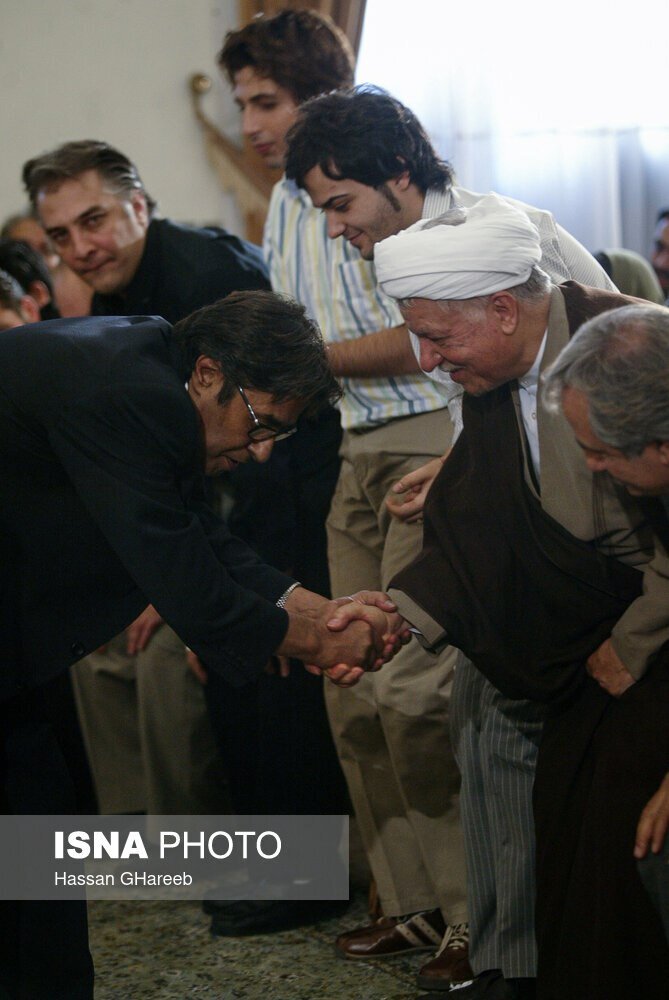 عکس | قابی خاص از دست دادن و احترام ویژه خسرو شکیبایی به آیت الله هاشمی رفسنجانی؛ نگاه جالب ایرج نوذری