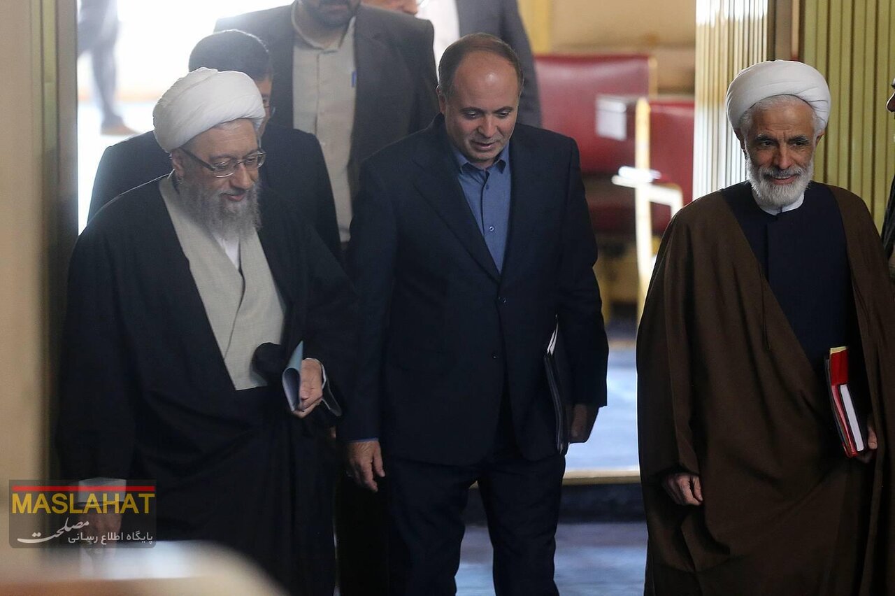 ورود آملی لاریجانی همراه با معاون حقوقی پزشکیان/ احمدی نژاد تنها بود/ جلیلی نزدیکترین صندلی به درِ خروج نشست+تصاویر