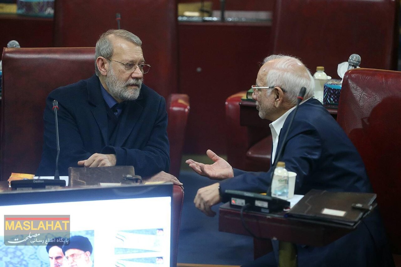 ورود آملی لاریجانی همراه با معاون حقوقی پزشکیان/ احمدی نژاد تنها بود/ جلیلی نزدیکترین صندلی به درِ خروج نشست+تصاویر