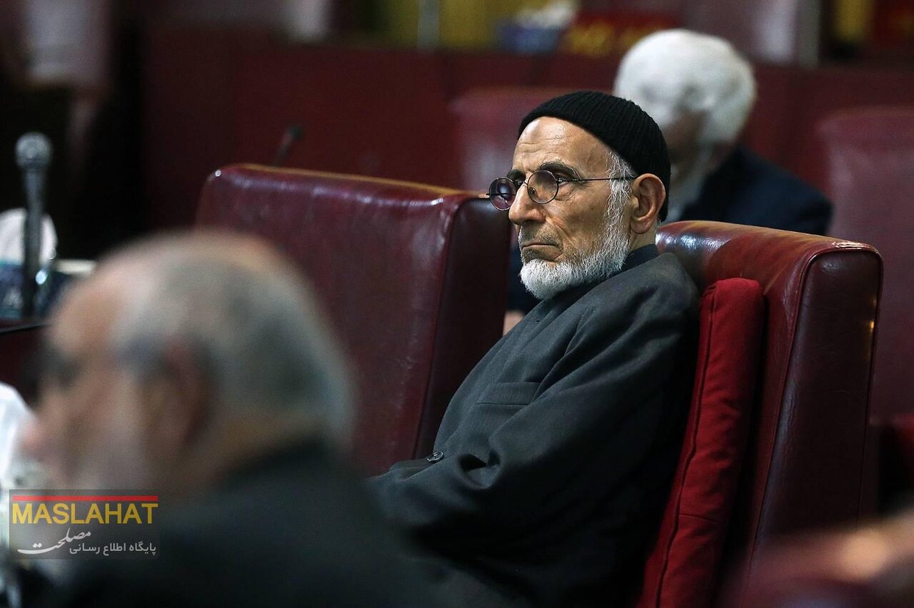 ورود آملی لاریجانی همراه با معاون حقوقی پزشکیان/ احمدی نژاد تنها بود/ جلیلی نزدیکترین صندلی به درِ خروج نشست+تصاویر