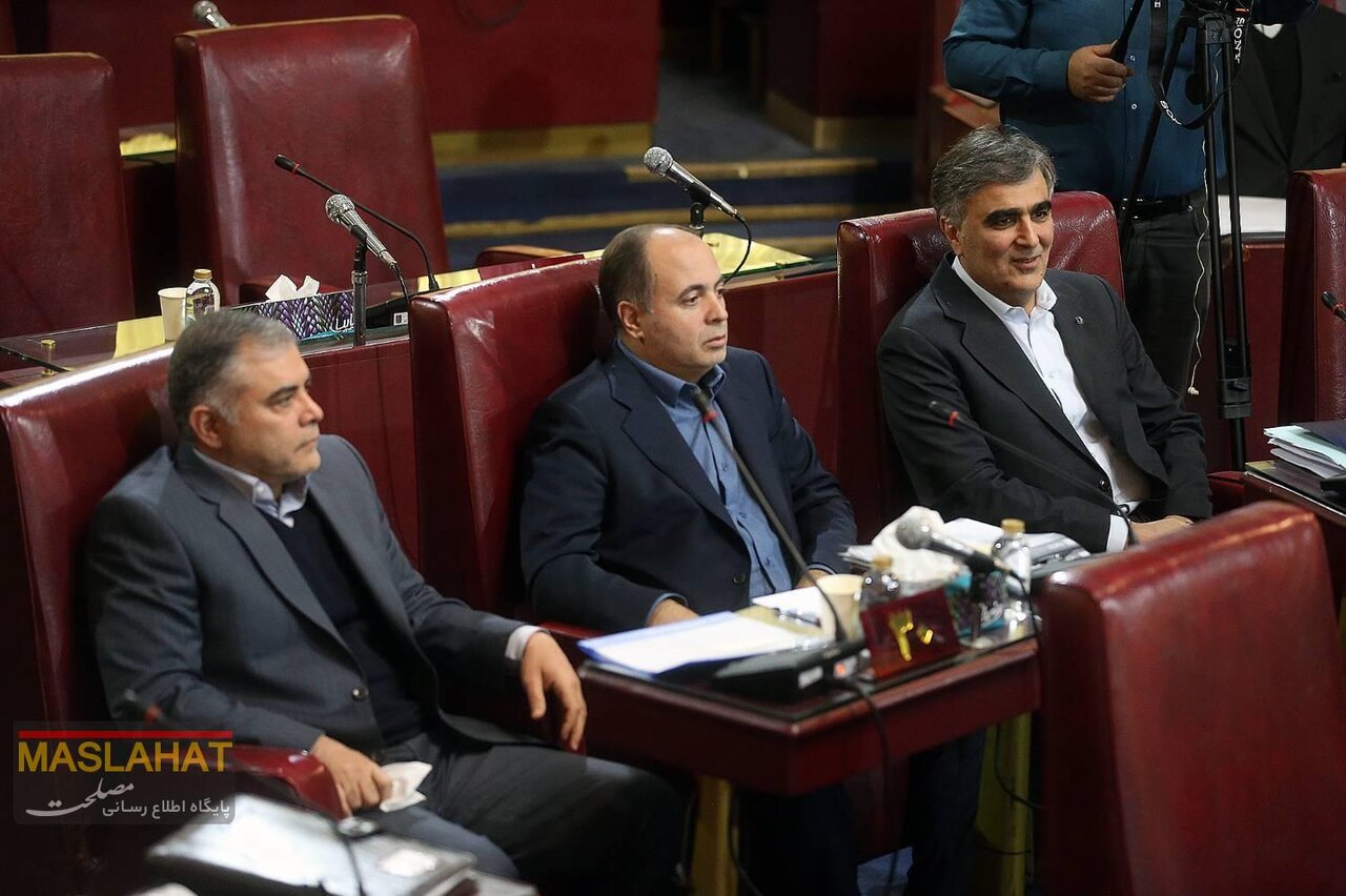 ورود آملی لاریجانی همراه با معاون حقوقی پزشکیان/ احمدی نژاد تنها بود/ جلیلی نزدیکترین صندلی به درِ خروج نشست+تصاویر