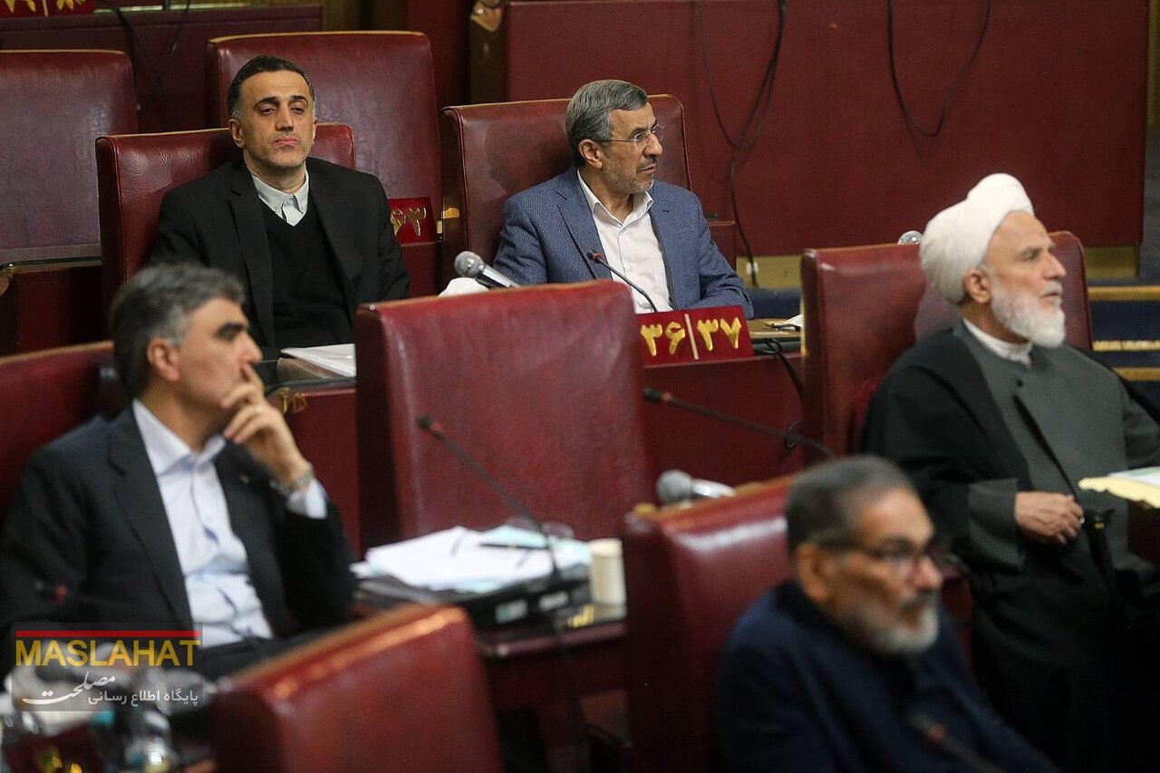 ورود آملی لاریجانی همراه با معاون حقوقی پزشکیان/ احمدی نژاد تنها بود/ جلیلی نزدیکترین صندلی به درِ خروج نشست+تصاویر