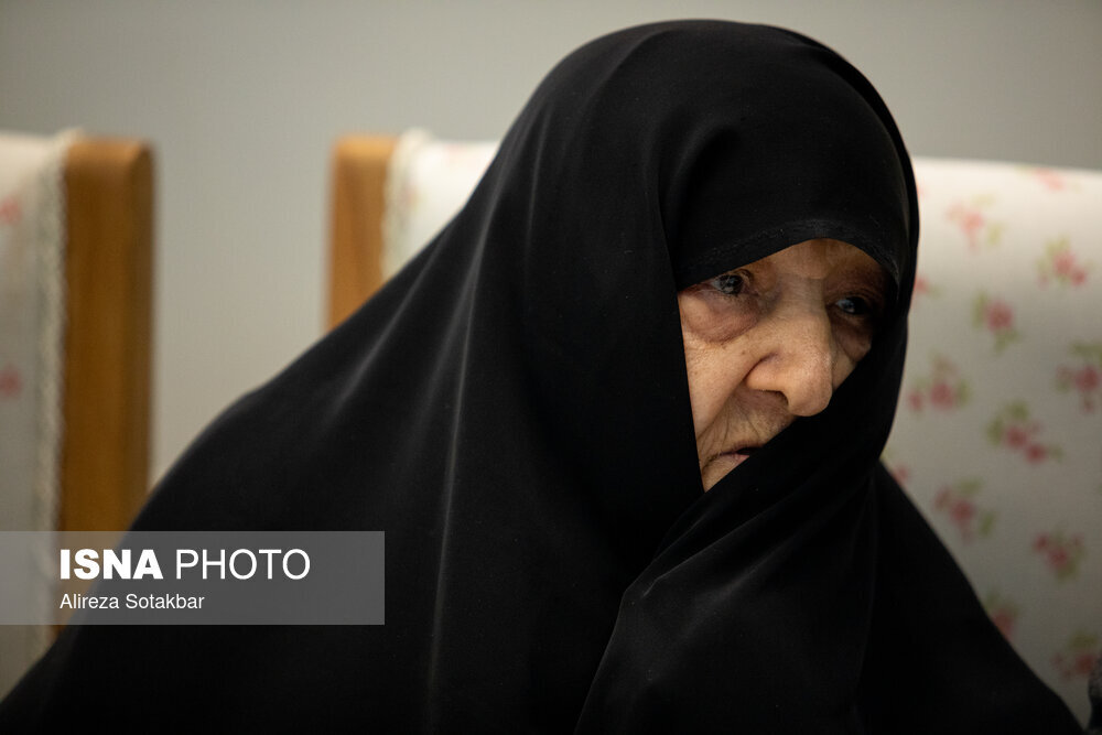 همسر آیت الله هاشمی شکار دوربین عکاسان شد/ مهدی هاشمی در کنار پوستر هواپیمای اوکراینی+ عکس