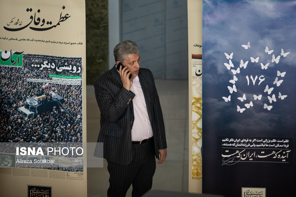 همسر آیت الله هاشمی شکار دوربین عکاسان شد/ مهدی هاشمی در کنار پوستر هواپیمای اوکراینی+ عکس