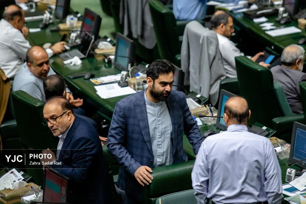 تصاویری از چهره های حامی سعید جلیلی در صحن مجلس / تجمع نمایندگان در جایگاه هیات رئیسه 2