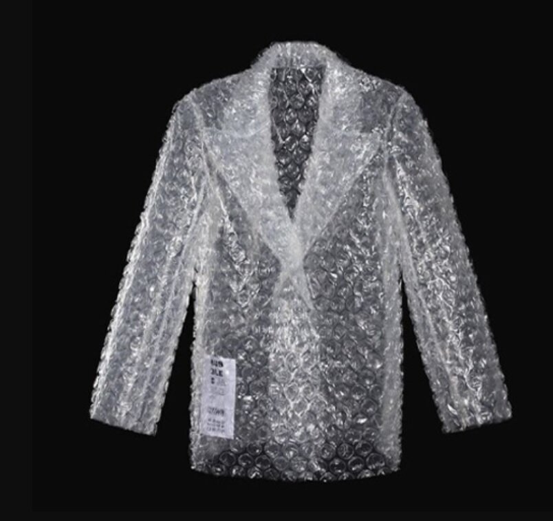 دنیای عجیب و غریب مد/ دوخت لباس با استفاده از نایلون حبابدار/ عکس