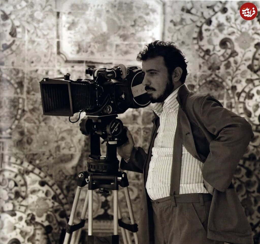 تیپ متفاوت «علی حاتمی» در پشت صحنه فیلم کمالالملک؛ سال ۶۲